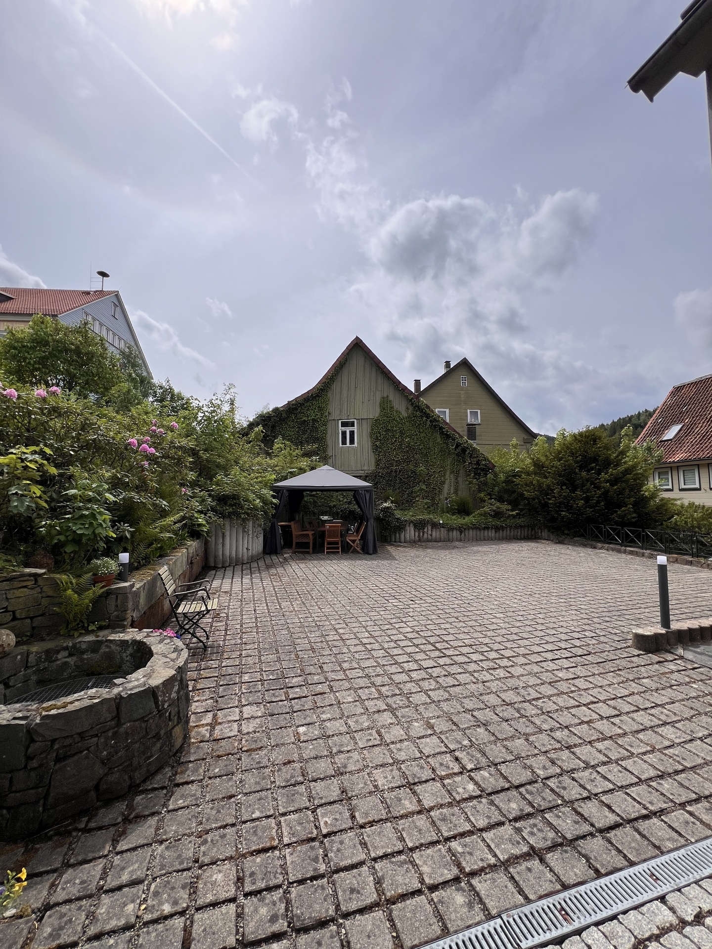 Innenhof mit 4 Parkplätze .jpeg